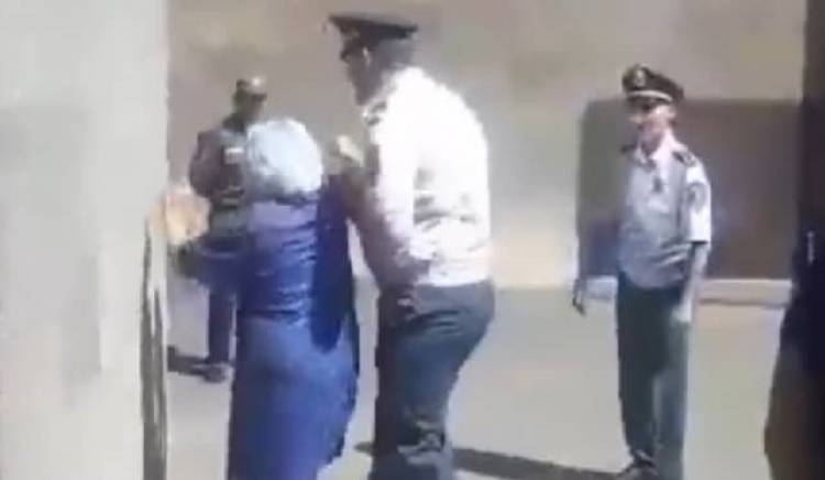 Ոստիկանը ուժով հեռացնում է վարչապետին տեսնել ցանկացող տատիկին