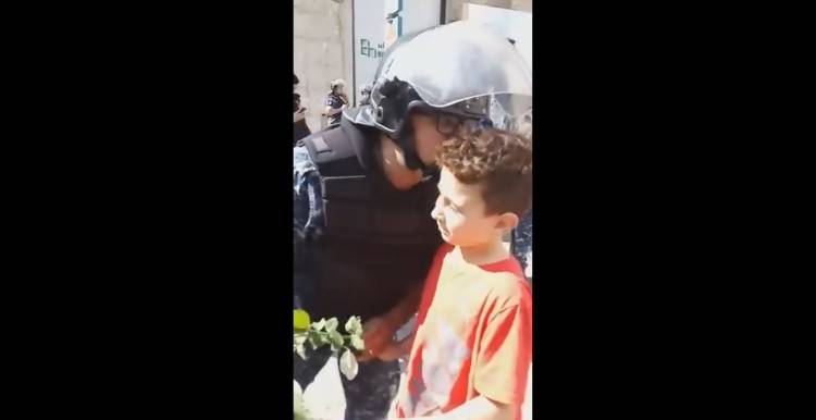 Լիբանանում ոստիկանները համբուրում են հայազգի երեխային