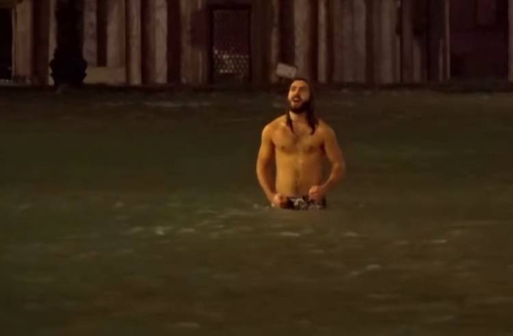 Տղամարդը լողում է ջրով ծածկված Վենետիկի փողոցներում. երկրում աղետ է (Տեսանյութ)