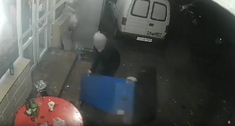 Երկու երիտասարդ փորձել են գողանալ Դրոյի փողոցում տեղադրված վճարային տերմինալը (Տեսանյութ)