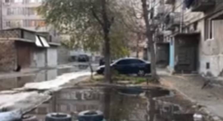 Մասիս քաղաքում շենքերի կոյուղաջրերը տարածվել են բակերում (տեսանյութ)