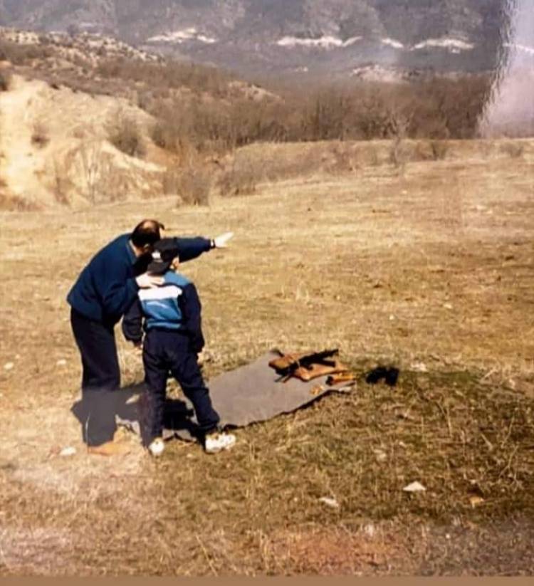Սովորեցնողից է. Լեւոն Քոչարյանը իր եւ հոր լուսանկարն է հրապարակել՝ կրակելիս