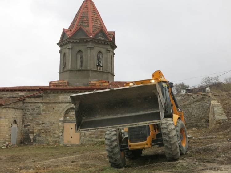 Թեոդոսիայի հայկական եկեղեցու մոտ շինարարական աշխատանքներ են, քանդվում է հայկական գերեզմանատունը