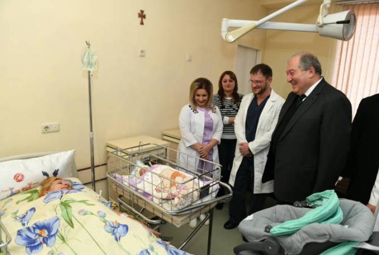 Գյումրիում դեկտեմբերի 7-ին լույս աշխարհ եկած նորածինների ծնողները նվերներ են ստացել  նախագահից