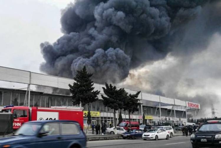 Խոշոր հրդեհ Բաքվում․ այրվում է առեւտրի կենտրոններից մեկը