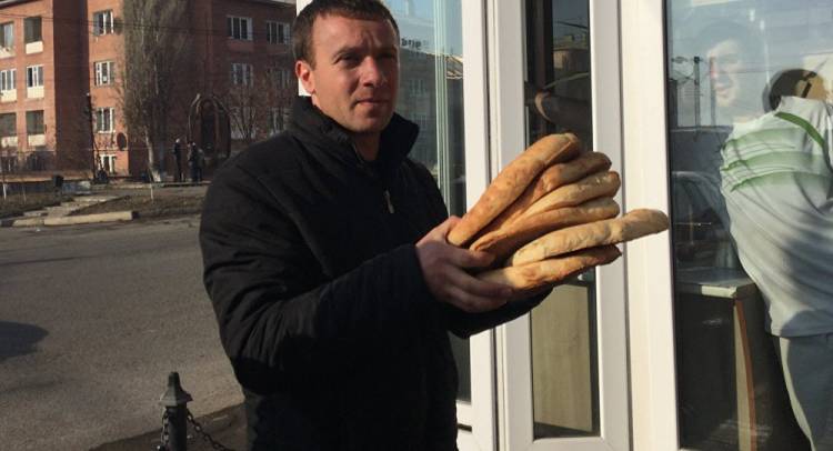 Ամիսներ շարունակ հաց էր բաժանում. Ով է երեկ Գյումրիում բերման ենթարկված  «քոչարյանամետ» երիտասարդը 