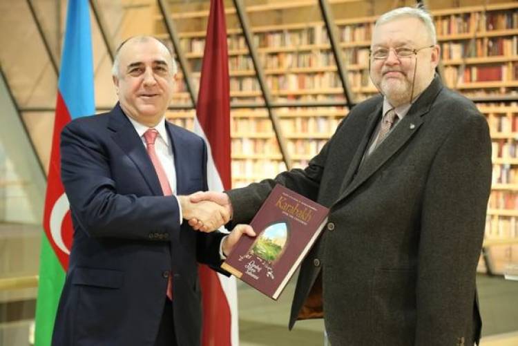 Էլմար Մամեդյարովը Լատվիայի ազգային գրադարանին Լեռնային Ղարաբաղի մասին գիրք է նվիրել 