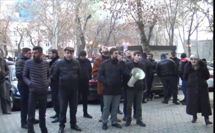 «5-րդ ալիքի» սեփականատիրոջ աջակիցները դատախազության դիմաց են