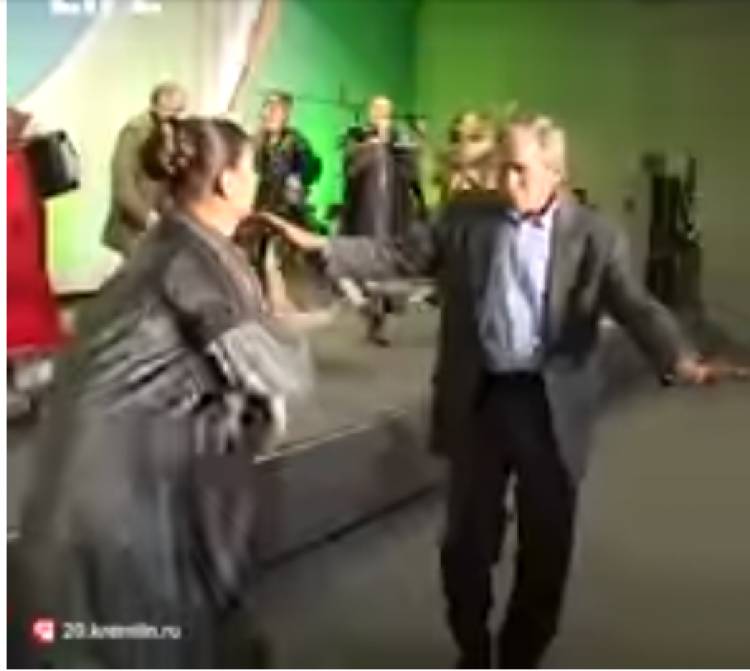 Ջորջ Բուշ-կրտսերը պարում է ռուսական «Բարինյա» երգի տակ