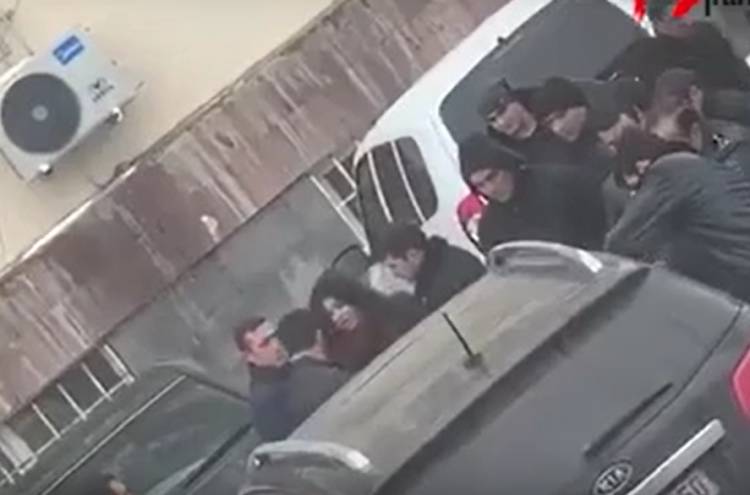 Կինը «կանդալված» բերվեց ոստիկանություն․ Տեսանյութ