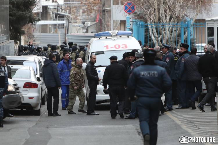 Զինված անձը փնտրել է Քոչարյանի գրասենյակը, ապա կրակոցներ արձակել