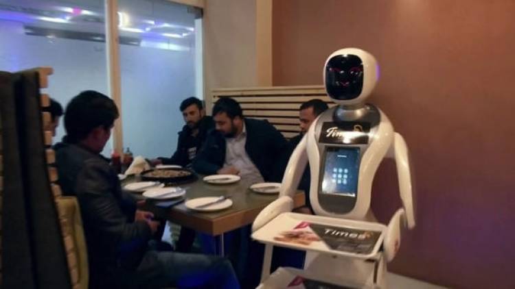 Թիմիա անունով ռոբոտը փոխարինել է մատուցողներին ռեստորանում