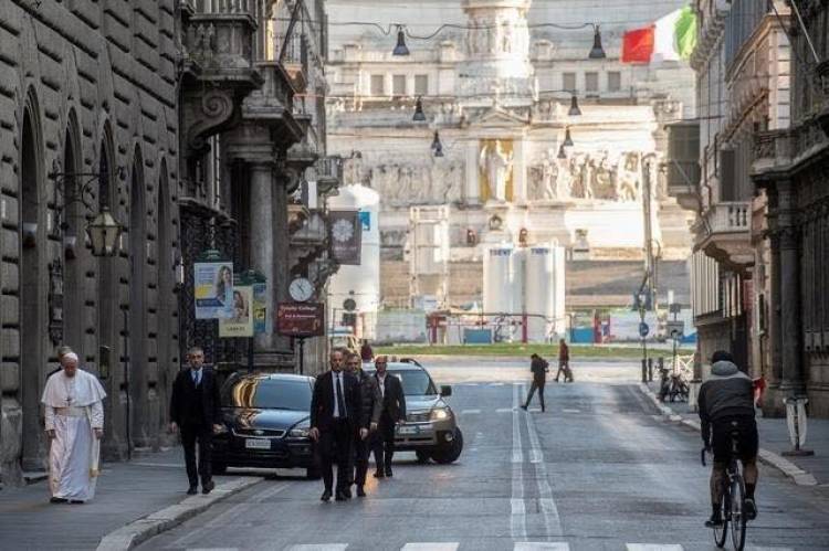 Հռոմի պապը քայլել է Հռոմի դատարկ փողոցներով