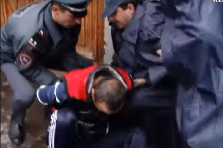 Տեսանյութ.Կառավարության շենքի մոտ քաղաքացին շշով բենզինը լցրեց իր վրա, բերանի մեջ