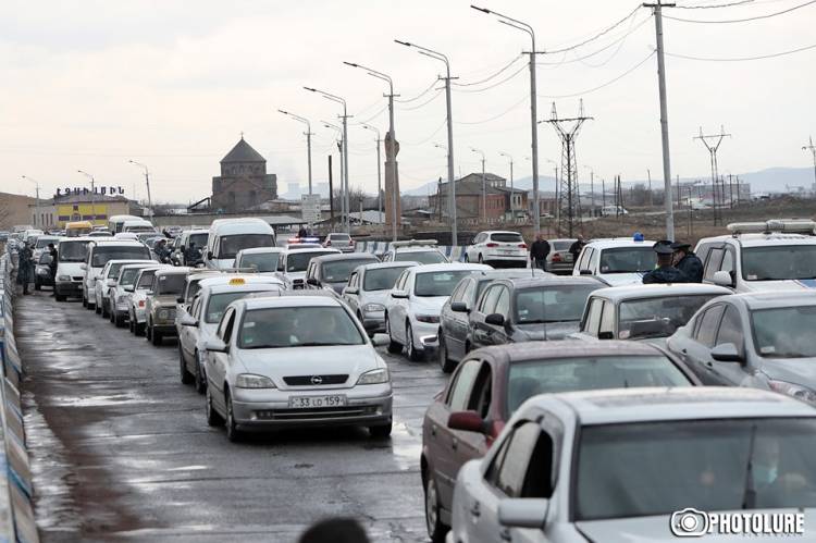 Տեսնելով մեքենաների հերթեր՝ տպավորություն է, թե ամբողջ Էջմիածինը գնում է Երևան | Տեսանյութ