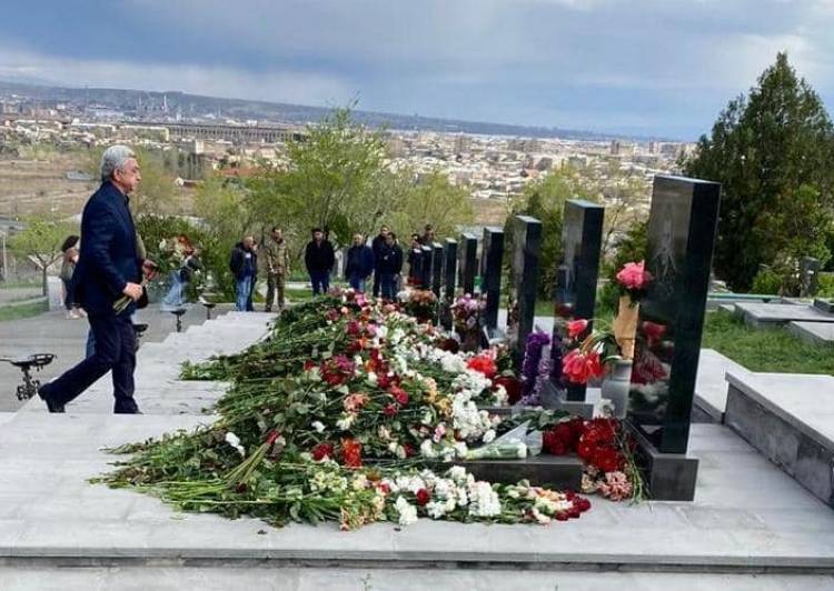 Սերժ Սարգսյանը Եռաբլուրում․ լուսանկարներ