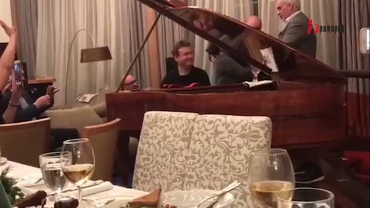 «Ով՝ սիրուն, սիրուն». Մելաձեն երգում է, ՌԴ վարչապետը՝ պարում (տեսանյութ)