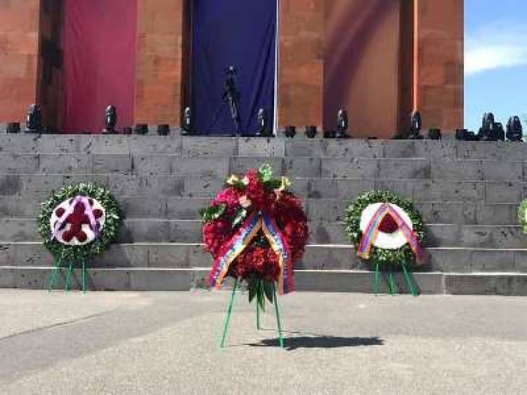 Սերժ Սարգսյանի անունից ծաղկեպսակ է դրվել Սարդարապատի հերոսամարտի հուշահամալիրում