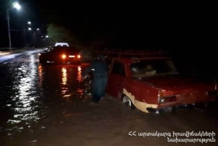 Երևան-Մեծամոր ավտոճանապարհին 20 ավտոմեքենա արգելափակվել են անձրևաջրերի մեջ
