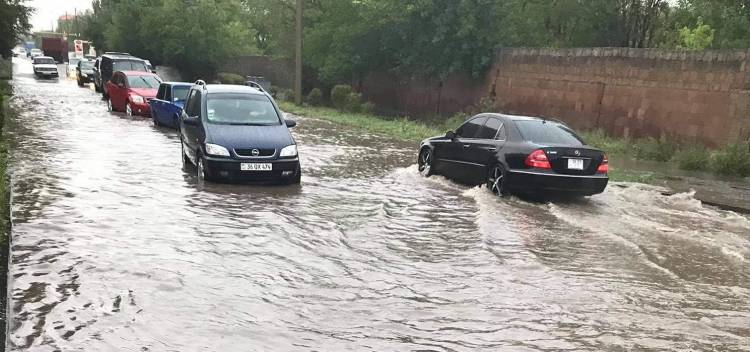 Աննախադեպ անձրևի պատճառով Գյումրիում երթևեկությունը դարձել է դժվարանցանելի