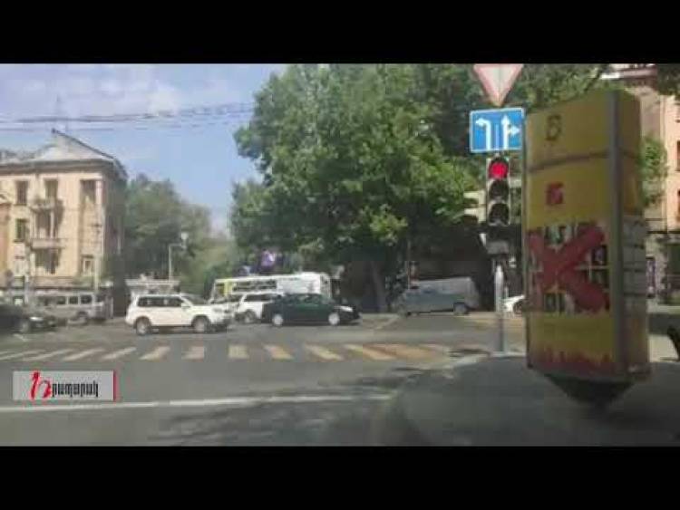 Երևանում լուսացույցները «թաքնվել են» ծառերի ու վահանակների հետևում (տեսանյութ)