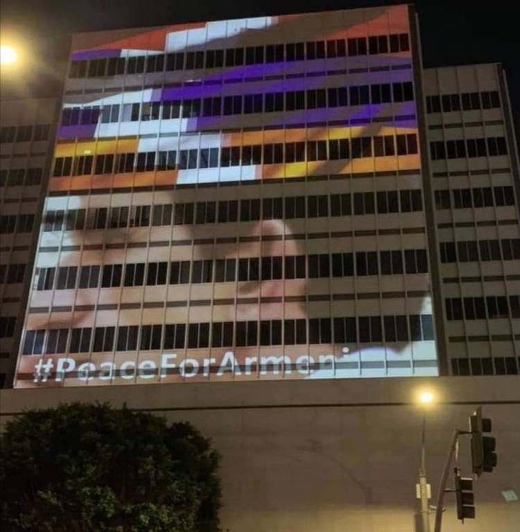 Արցախի դրոշը՝ Լոս Անջելեսում Թուրքիայի հյուպատոսության շենքի վրա