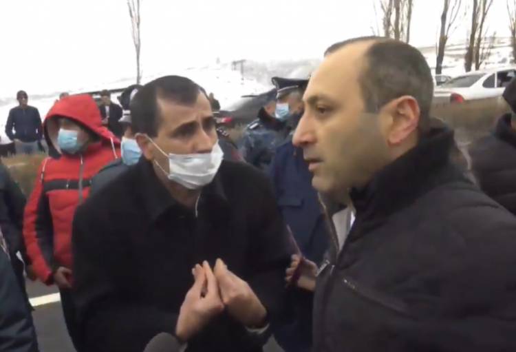 Չարենցավանի ոստիկանապետի հրահանգով բերման ենթարկեցին Երևան-Սևան մայրուղին փակած քաղաքացիներին  (տեսանյութ)