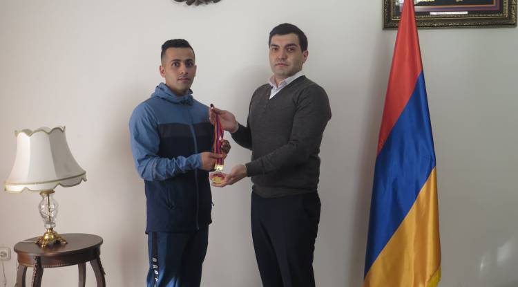 Իրանցի մարզիկն իր ոսկե մեդալը նվիրել է Արցախում զոհված Արթուր Սուքիասյանի ընտանիքին