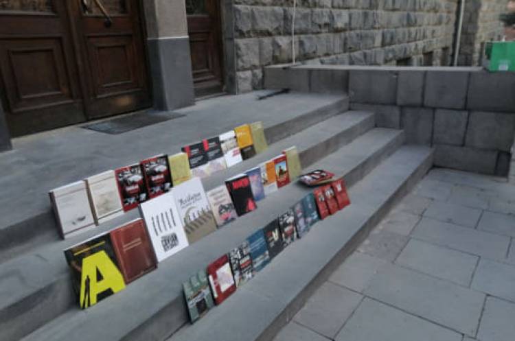 Արա Սաղաթելյանի աջակիցները գրքեր են դնում ԱԱԾ շենքի աստիճաններին