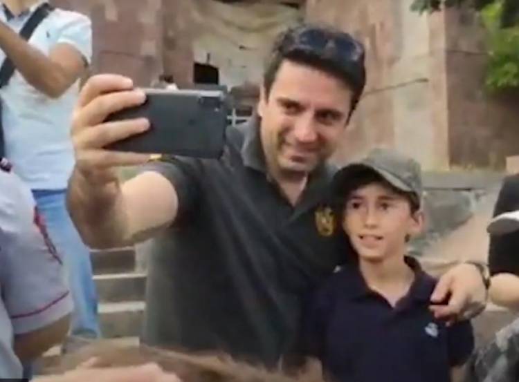 Արի Ալենի հետ նկարվի. Չարենցավանում հրահանգում էին  երեխաներին նկարվել (տեսանյութ)