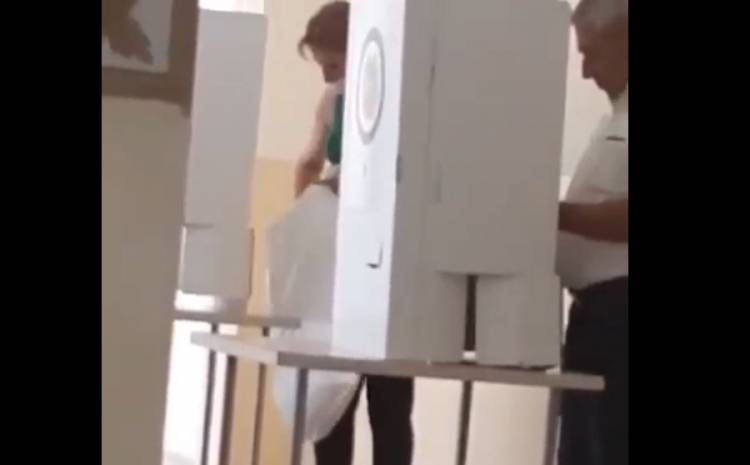 Հանձնաժողովի նախագահը իր ծանոթների քվեարկությունից հետո մտնում է քվեախուց և ստուգում (տեսանյութ)