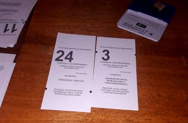 Կոտայքի մարզի տեղամասում «Հայաստան» դաշինքի քվեաթերթիկը մյուսներից երկար է, ծրարի մեջ չի մտնում