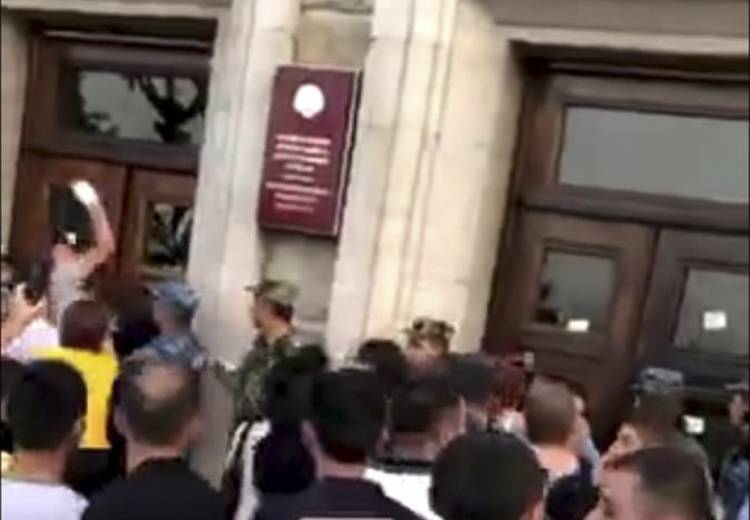 Ցուցարարները փորձում են կոտրել նախագահականի դռները (տեսանյութ)