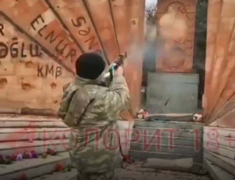 Տեսանյութ.Ադրբեջանցի զինվորականը կրակահերթ է արձակում Հադրութի ազատագրությանը նվիրված հուշահամալիրի խաչքարի վրա