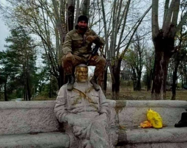 Առանց խորհրդանիշների երկիր․ երբ սկսվեց արձանների ու սիմվոլների ավերումը, դա Սովետական Միության ավարտի սկիզբն էր