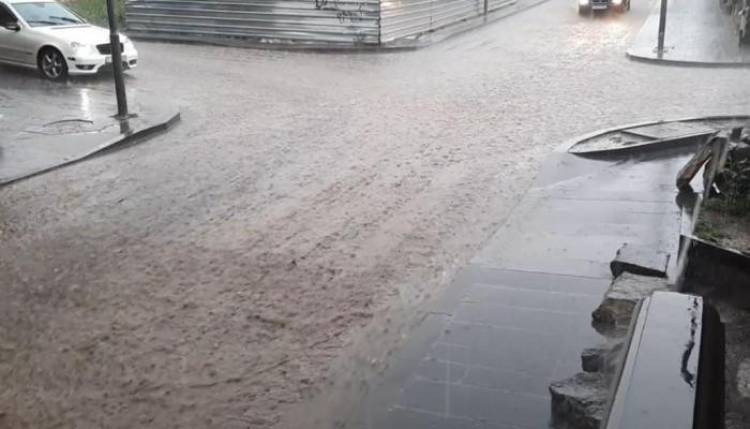 Անձրևից հետո Գյումրու փողոցներն անանցանելի են․ տեսանյութ