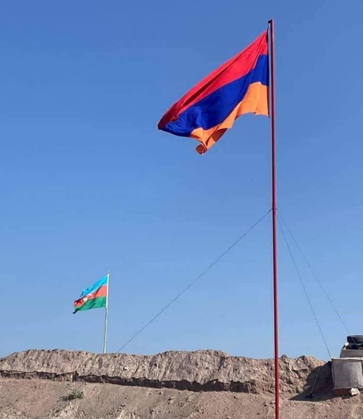 Հայկական դրոշը Տեղում՝ ադրբեջանականից բարձր