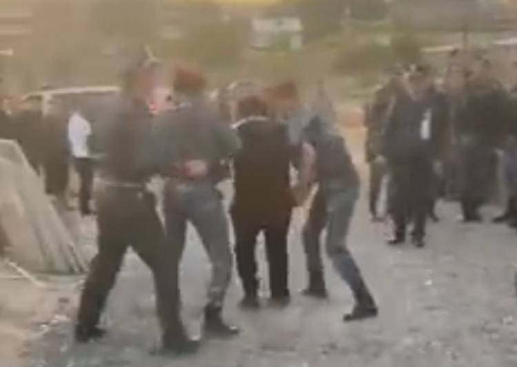 Ոստիկանների վայրագ գործողությունները՝ քաղաքացու նկատմամբ (տեսանյութ)