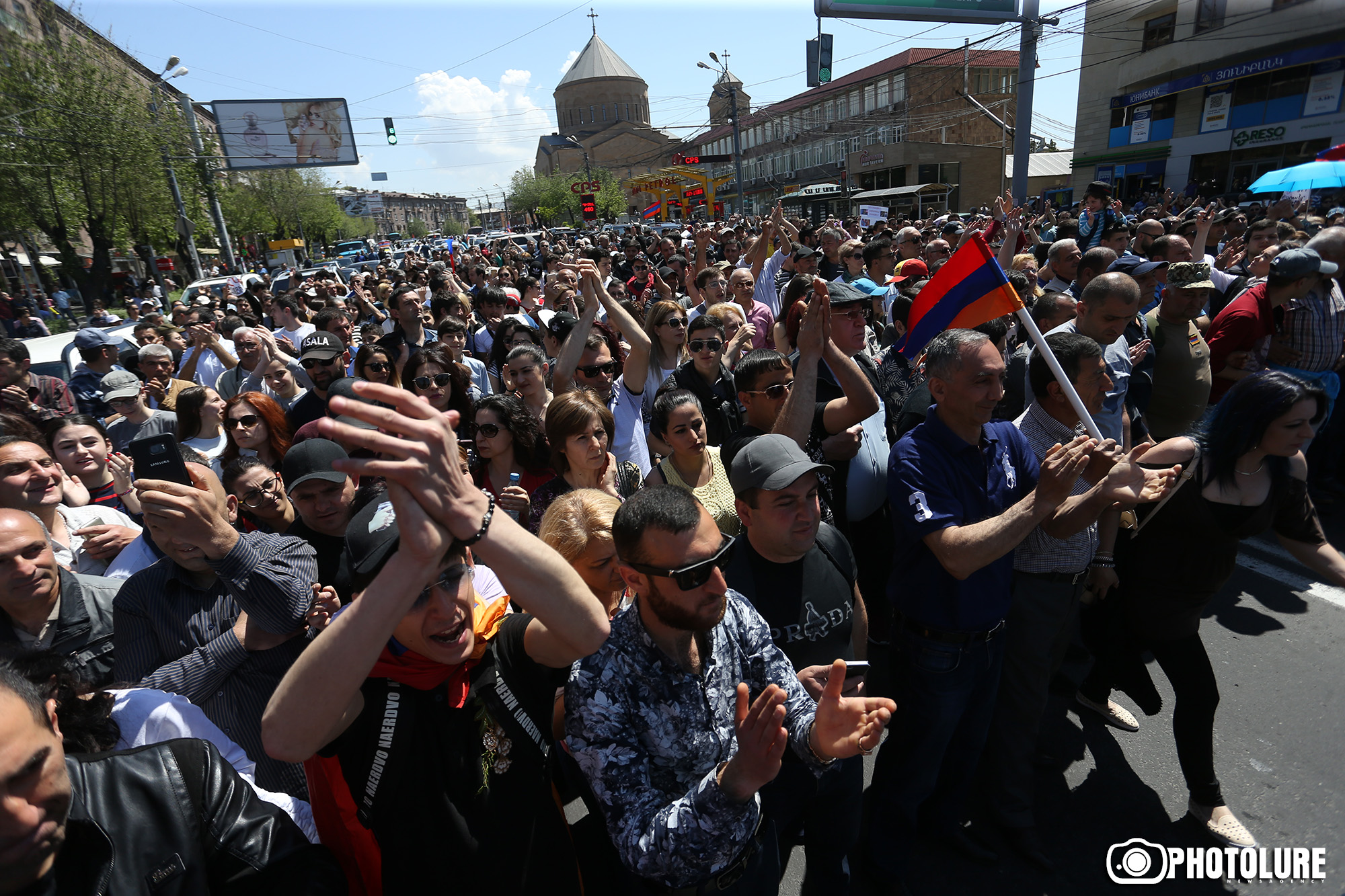 Последние новости армении сегодняшний. Армяне на улицах Еревана. Революция подснежников в Армении. Ситуация в Армении на сегодняшний день. Армяне сейчас.