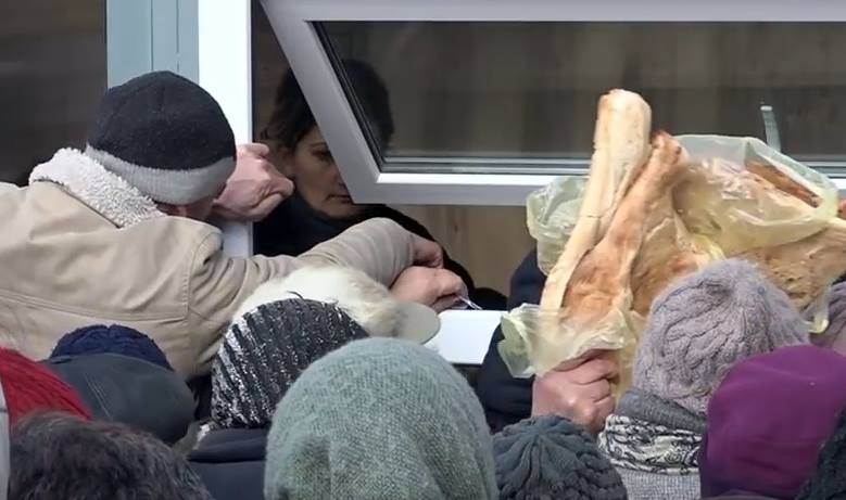 Գյումրիում մի քանի օր է՝ հացը ձրի է 