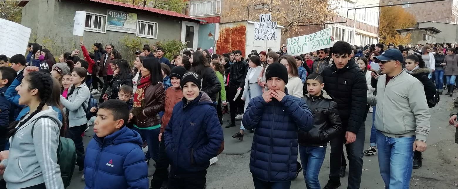 Չարենցավանում դպրոցականները ճանապարհ են փակել (տեսանյութ)