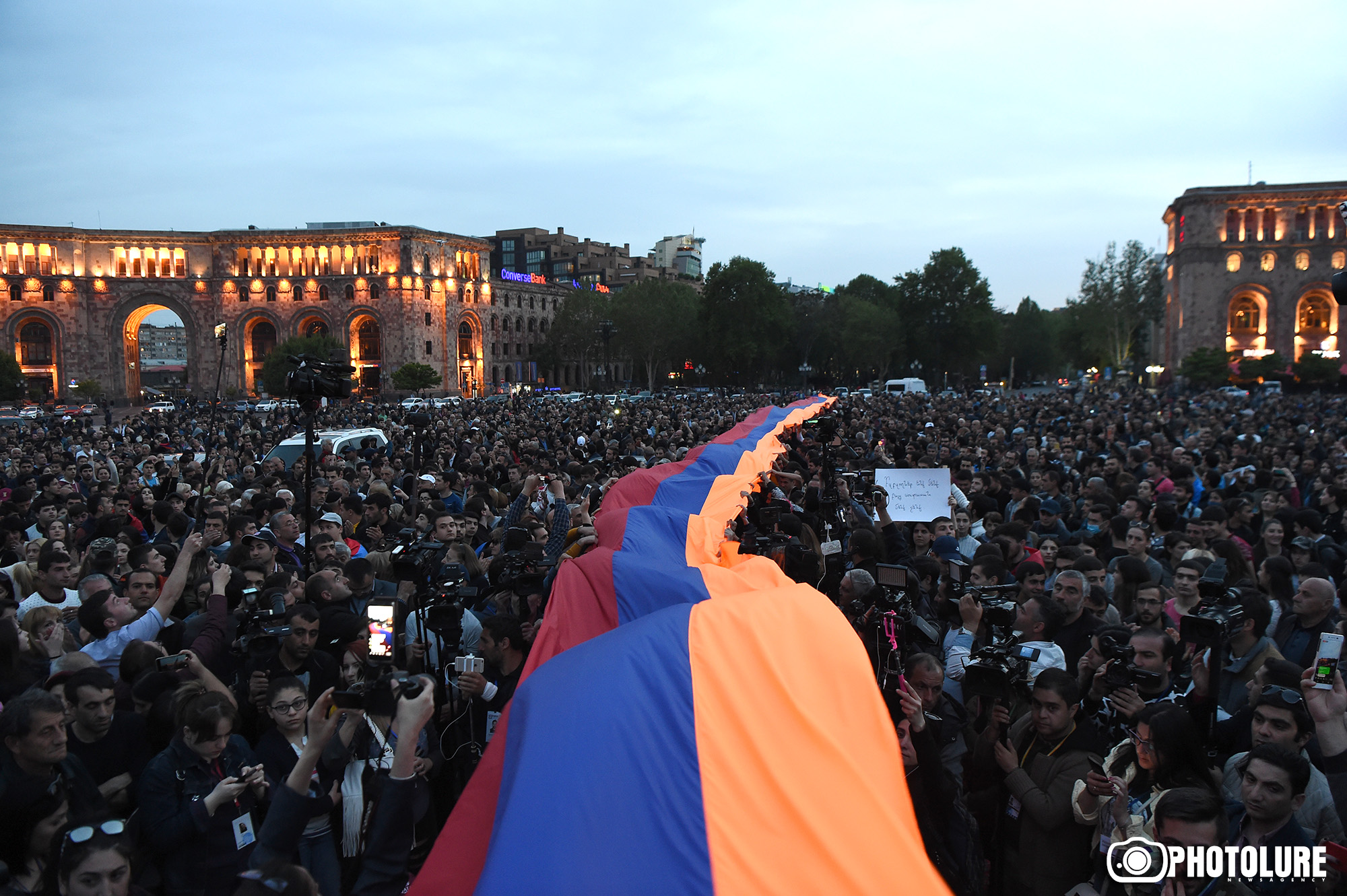 Население армении на сегодня. Бархатная революция в Армении. Население Армении. Ереван население. Армения Ереван население.