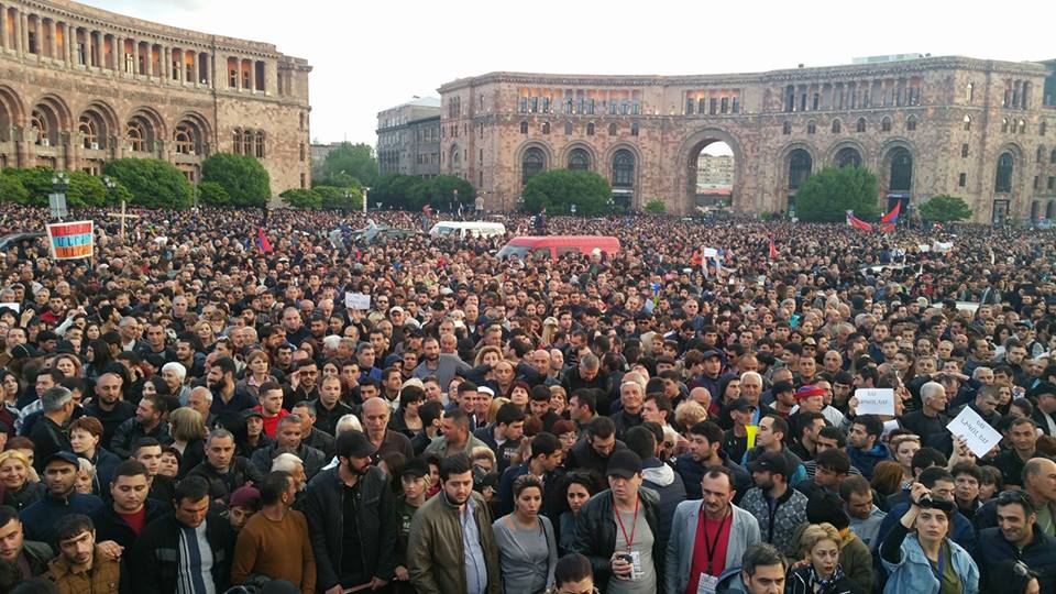 Приехал в ереван. Ереван революция площадь Республики. Ереван май. Митинги против Пашиняна. Площадь Республики Ереван скопление людей.